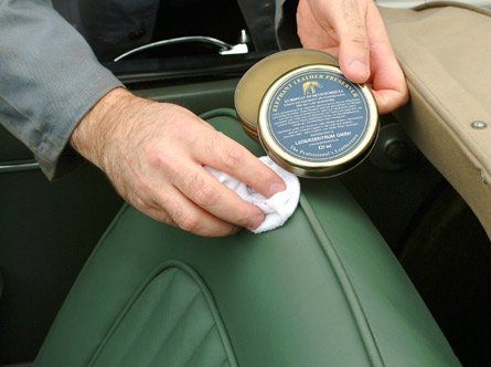 Die Reinigung und Pflege von Leder im Auto | Lederzentrum - Spezialist ...